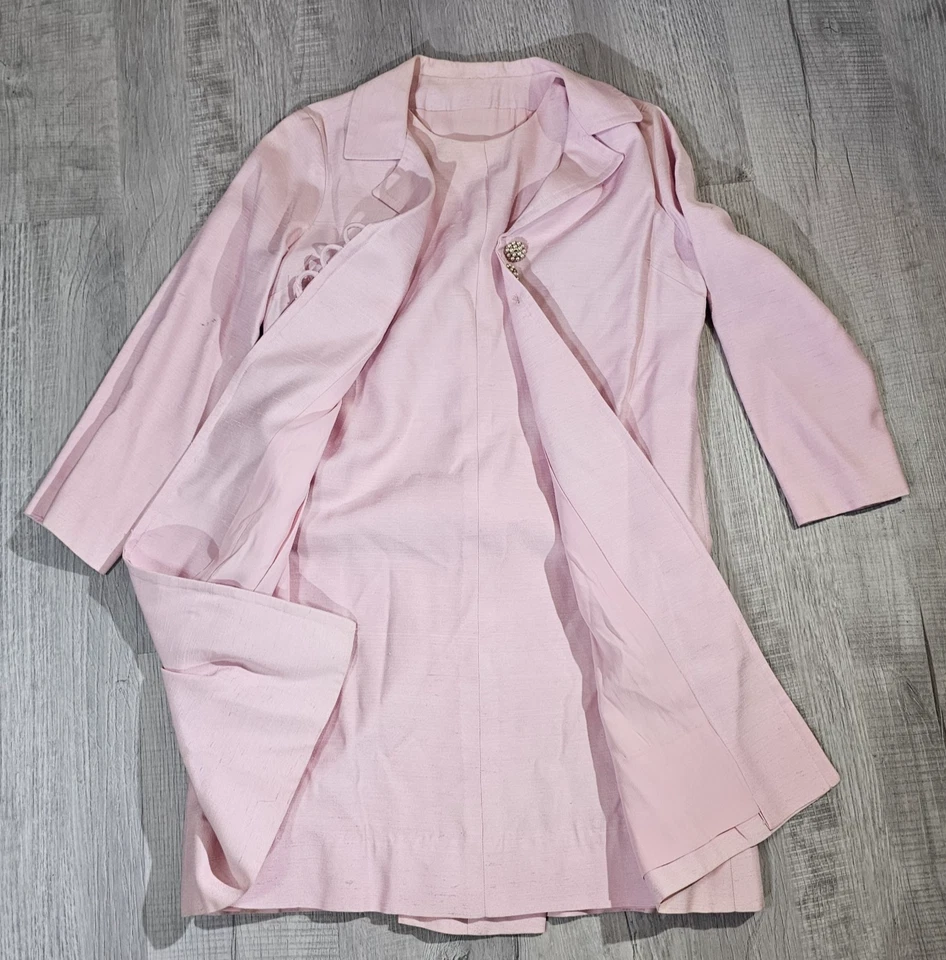 Conjunto de vestido y abrigo sin mangas de colección años 60 botones decorativos utilería de teatro Foto 3 de 4