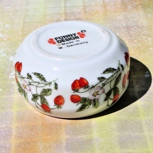 Ceramic Strawberry Bordered Tea Light Candle Holder, Made in W Germany, NOS - Picture 6 of 6