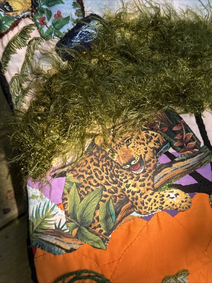 SOLO FUNDA DE ALMOHADA DECORATIVA SAFARI con acolchado y bordado en colores vibrantes Foto 3 de 4