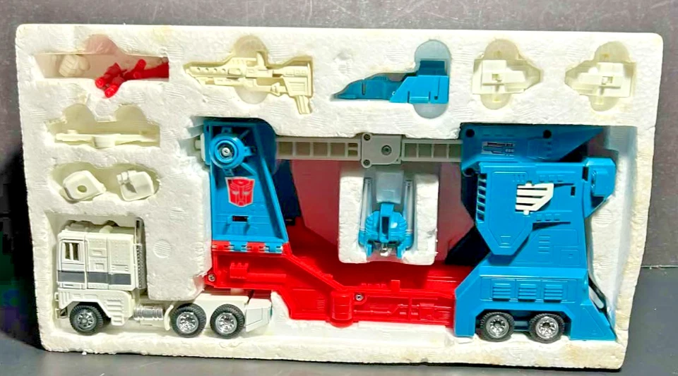 Transformers G1 Ultra Magnus Rubber MIB Complete With Box And Insert 1985 - Image 2 of 4