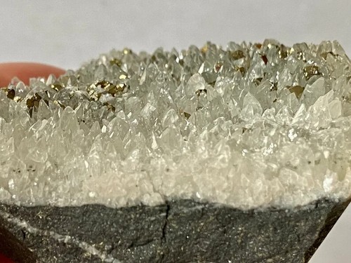 201 gms "Hermoso brillo" ~ PIRITA DE HIERRO dorada en CUARZO muestra geométrica D1381 - Imagen 7 de 8