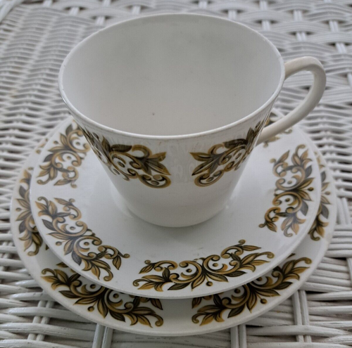 Vintage Queen Anne Bone China - Trio Of Cup Saucer And Plate - Pattern 8379 - Picture 2 of 11