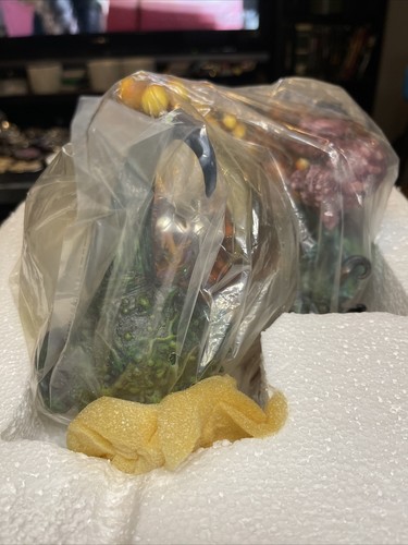 Boris Vallejo & Julie Bell “GUARDIANS” GLOBE 2000 Limited Edition Spencer Gifts - Picture 4 of 10