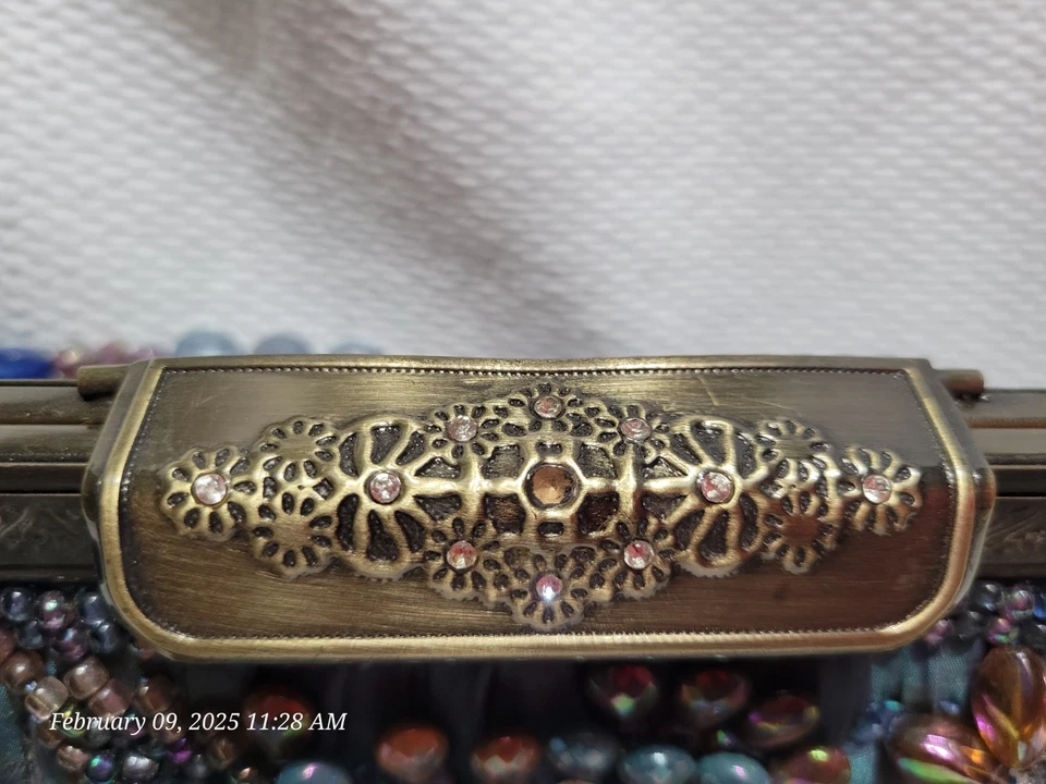 BOLSO DE MANO MARY FRANCES VINTAGE DISEÑO CON CUENTAS AZUL Y MORADO CON BOLSA PARA EL POLVO. Usado en excelente estado Foto 3 de 4