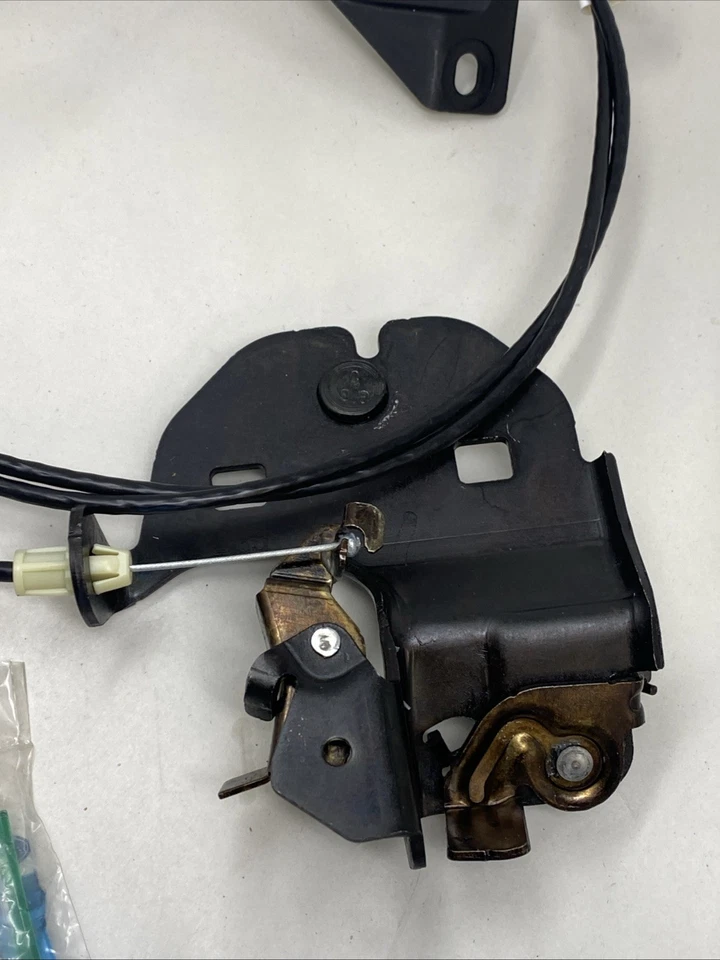 Cadillac STS 2005-2010 bloqueo maletero trasero pestillo golpeador cable liberación mango OEM Foto 4 de 4