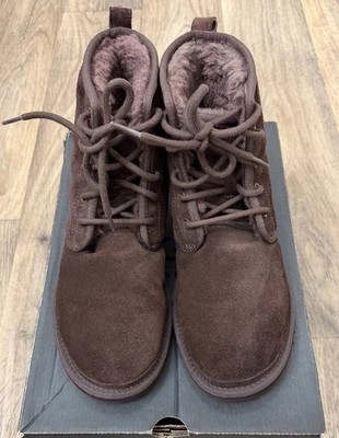  UGG Harkley Mens 8 Brown Espresso Suede Sheepskin Shearling Chukka Boots EUC