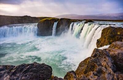 Wandbild: Godafoss-Wasserfall am sonnigen Herbsttag, Island. Berühmte [...]