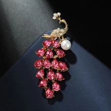 Artistic peacock brooch is fashionable and versatile
