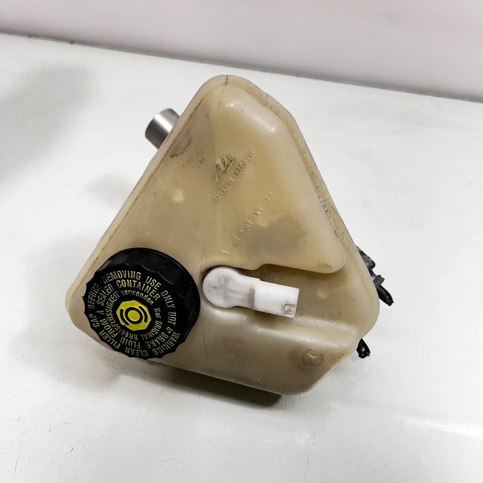 Reservatório de fluido de freio 2005 - 2013 Mercedes-Benz S550 W221 A2214300002 fabricante de equipamento original - Imagem 2 de 4