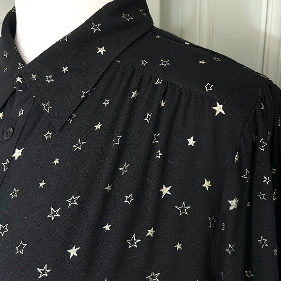 Blusa Top Mediana Knot Sisters Negra Estampado de Estrellas Con Botones Manga Larga Foto 3 de 4