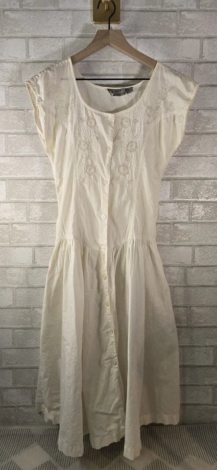 Белое миди-платье Phool на пуговицах с заниженной талией с цветочной вышивкой Cottagecore Sm - Изображение 2 из 4