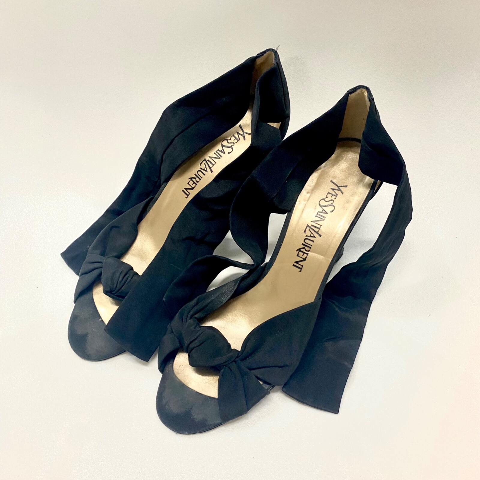 Cravatta con fiocco vintage anni 80 YSL Yves Saint Laurent tacco cinturino alla caviglia designer raso opaco