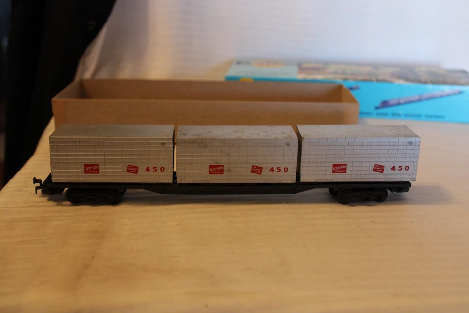 HO Scale Walthers, 85' Flat Car with 3 Silver MR Containers, Black, Undecorated - Image 2 of 4