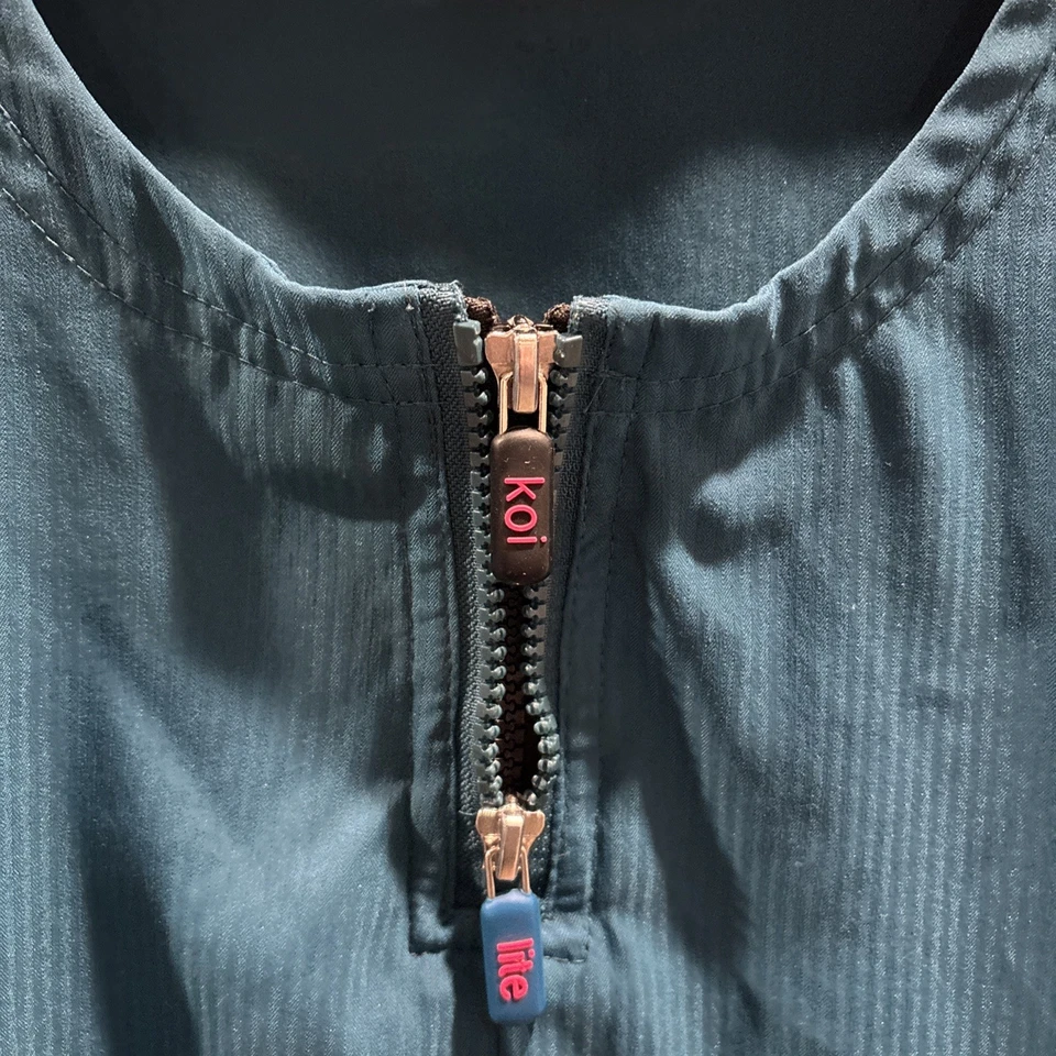 Koi Lite Feminino Tamanho M Blusa Esfoliante Dobby Azul Marinho Rosa Zíper Duplo Bolsos V - Imagem 3 de 4