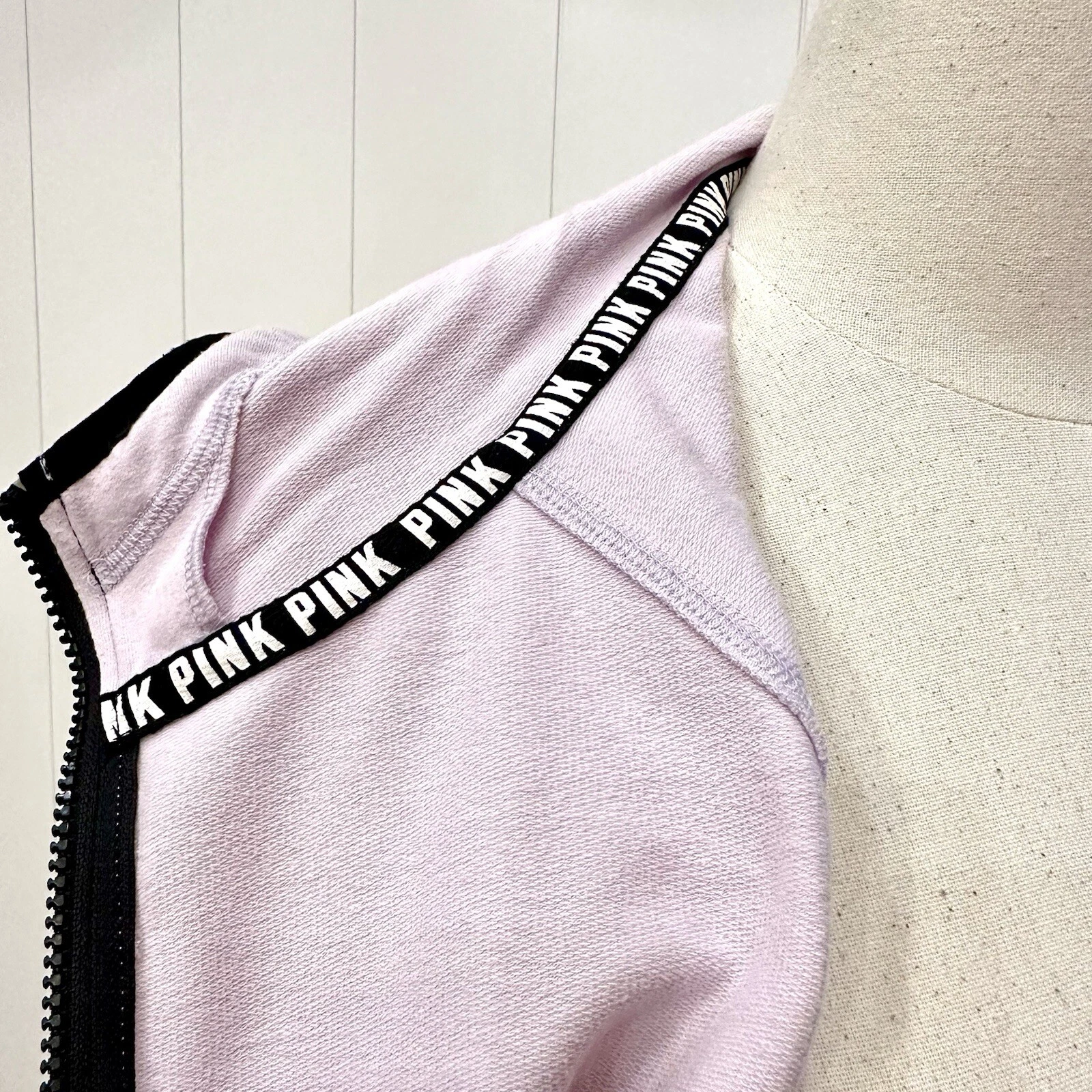 UNDERCOVER VICTORIA’S SECRET PINK 2015 Giacca con cappuccio e zip davanti con foro per pollice in lilla — M