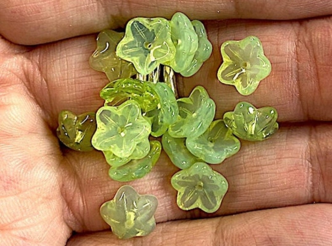 VINTAGE OPAL GREEN URANIUM GLASS FLOWER CLUSTER N… - image 13