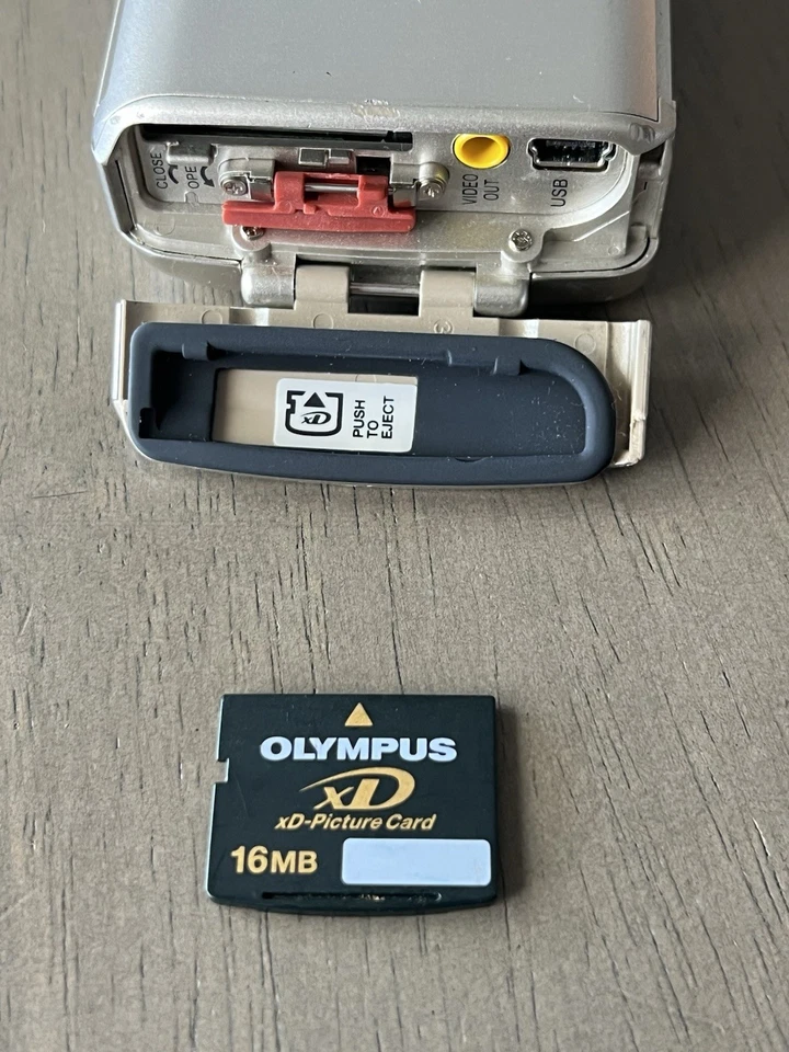 Olympus Stylus 300 3.2MP Digital Camera Silver Parts/Repair Battery Memory Card - Image 4 of 4