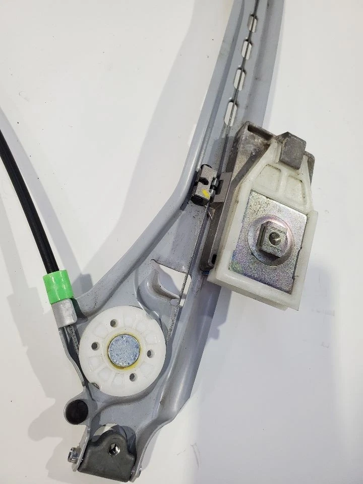 Regulador de ventana de puerta delantera derecha usado se adapta a: Chevrolet Camaro 2017 delantero R Foto 4 de 4