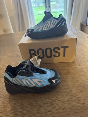 Yeezy 700 MNVN INFANTS black and dazzling blue UK 5,5