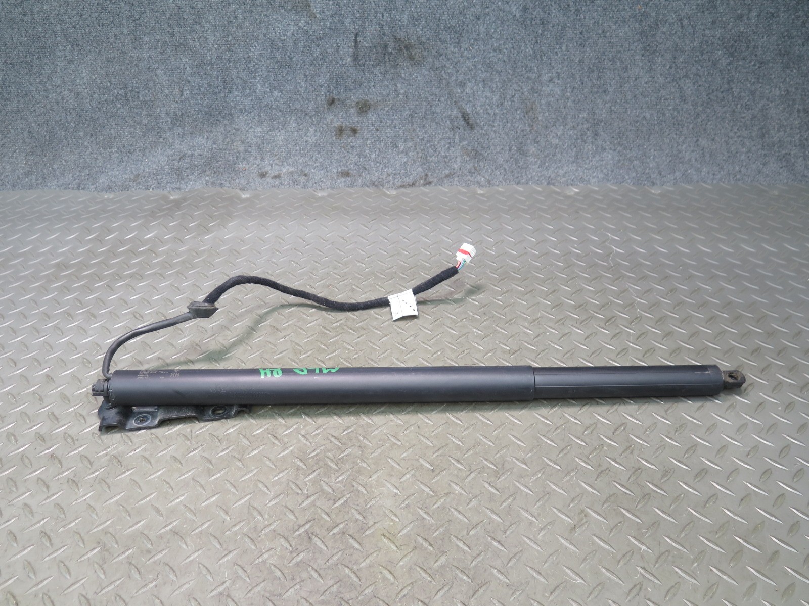 2017-2022 MASERATI LEVANTE M161 REAR TAILGATE LIFTGATE LIFT SHOCK SUPPORT SET