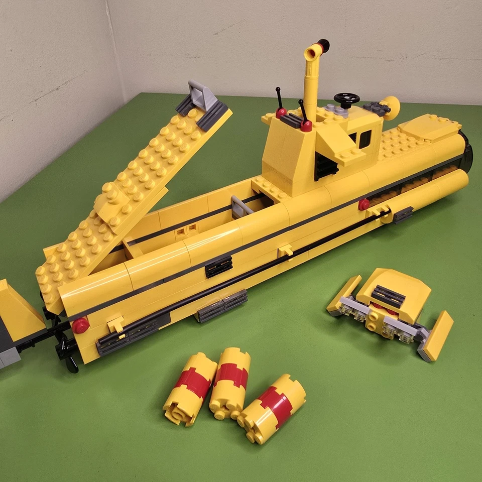 LEGO Creator: Underwater Exploration (4888) Vintage Designer Set W/ Instructions - Image 3 of 4