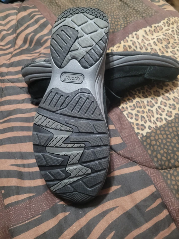 Zuecos Chrissy Sporto para mujer de gamuza negra con detalles de piel sintética Foto 3 de 4