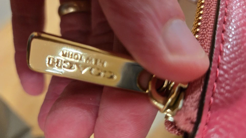 Бумажник-аккордеон Coach пурпурный шагреневая кожа на молнии вокруг никогда не использовался с ремешком - Изображение 3 из 4