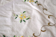 PINK LINEN EMBROIDERED TABLECLOTH TABLE CENTER YELLOW WHITE FLORALS COVERING VG