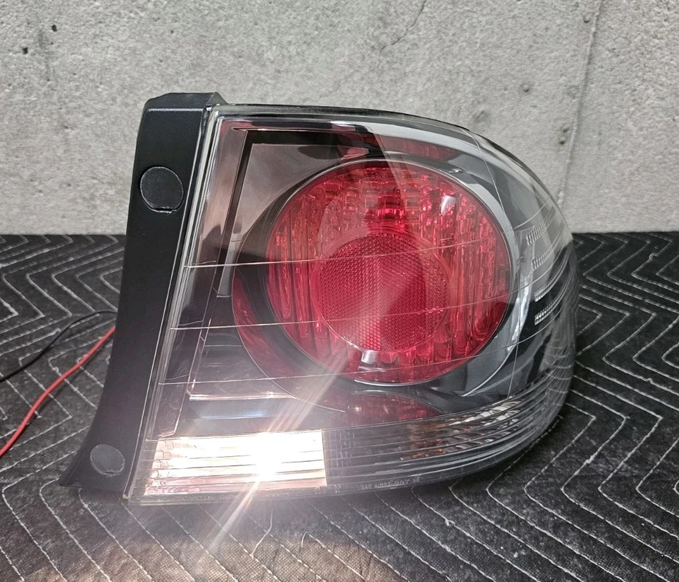 2003-04 雷克萨斯 IS300 运动设计正版右侧(乘客侧)尾灯 — 第 4/4 张图片