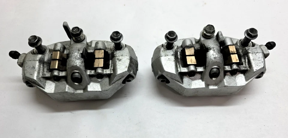 06-13 PINZAS DE FRENO DELANTERAS DERECHA IZQUIERDA SUZUKI BOULEVARD M109R VZR1800 OEM Foto 4 de 4