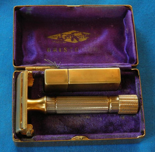 VINTAGE GILLETTE ARISTOCRAT SAFETY RAZOR WITH EXTRA BLADE HOLDER AND NICE CASE