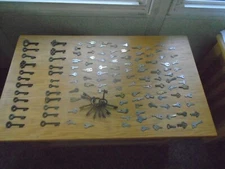  skeleton keys plus others 134 pieces = shiny rusty 1800 1900 barrel = flat keys