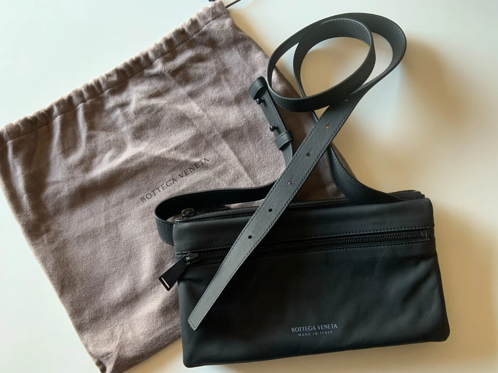 Bottega Veneta — Pre-Owned Bottega Veneta Logoed Leather Crossbody Bag BLACK