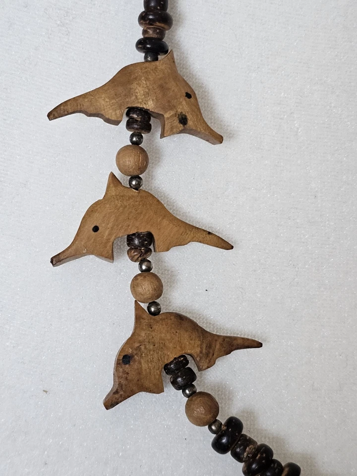 Collar de cuentas de madera hecho a mano con colgantes de delfines tallados madera natural Foto 4 de 4