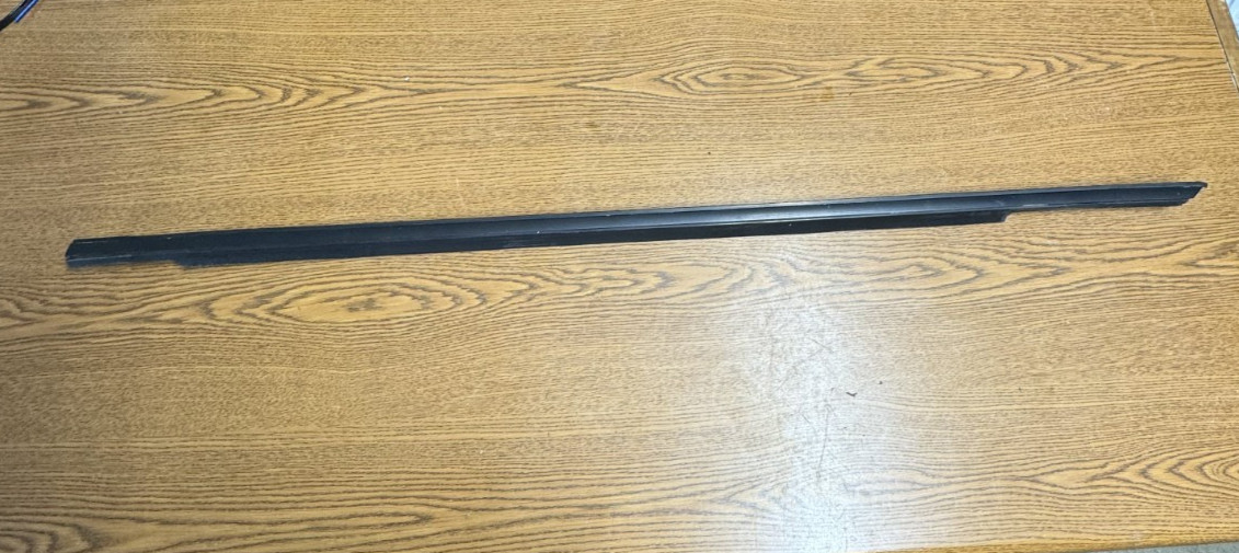 2004-2008 Maserati Quattroporte Left Front Side Door Window Belt Molding Black
