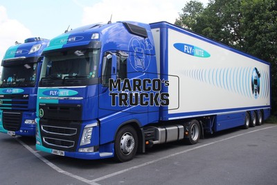 LKW Foto Volvo FH Kofferauflieger UK blau FLY BY NITE #f4rm