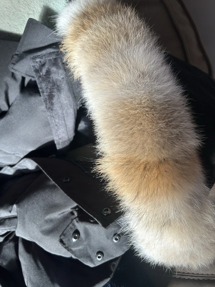 Canada goose wyndham parka red badge size s  - Image 4 of 4