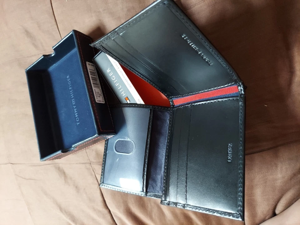 Новый с Ярлыками Tommy Hilfiger мужской кожаный бумажник RFID Рекомендуемая розничная цена производителя $49.50 - Изображение 3 из 4
