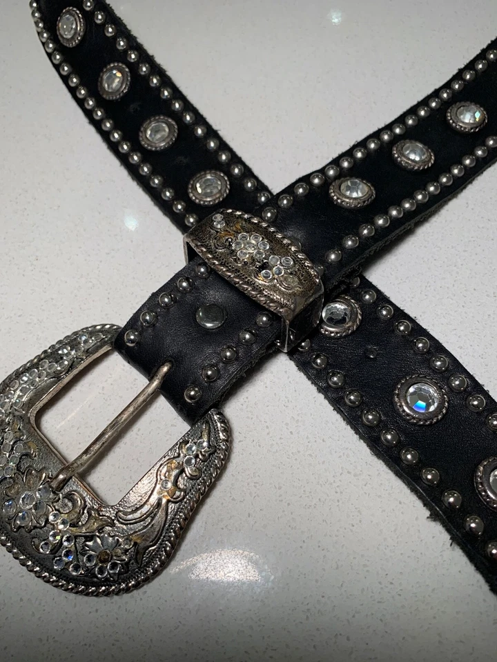 Hermoso cinturón de diseñador de cuero suave, Swarovski con tachuelas. Grande PAGADO $349 Foto 4 de 4