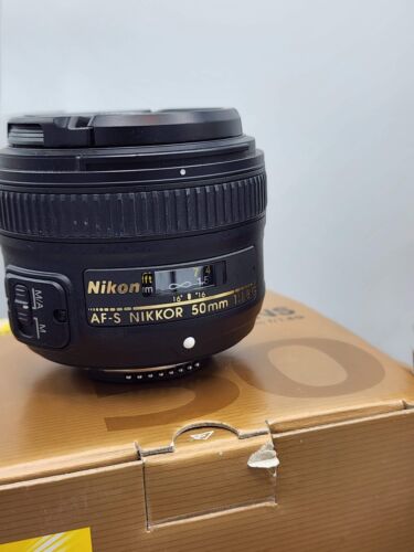 Corpo Nikon D5200 24,1 MP con adattatore Wifi 18-200 mm e obiettivo principale 50 mm 1,8 - Foto 4 di 8