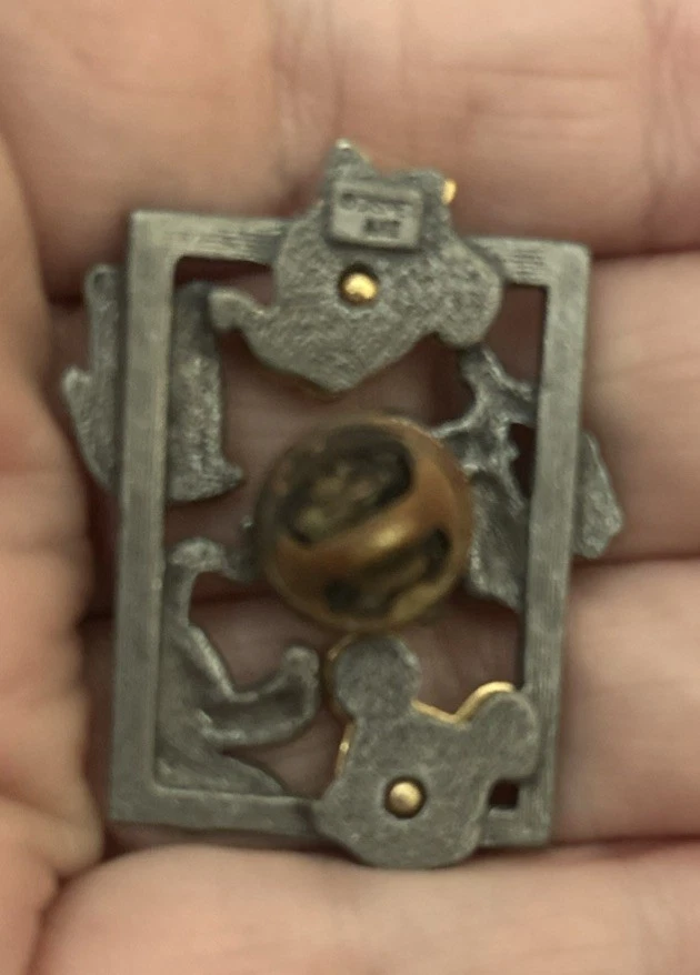 Broche prendedor cabeza personaje estaño y tono dorado de Disney Foto 2 de 2