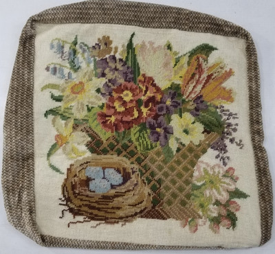 Vintage französische Nadelspitze Frühling Korb Szene Wohndeko Kissen vorne 48x43cm