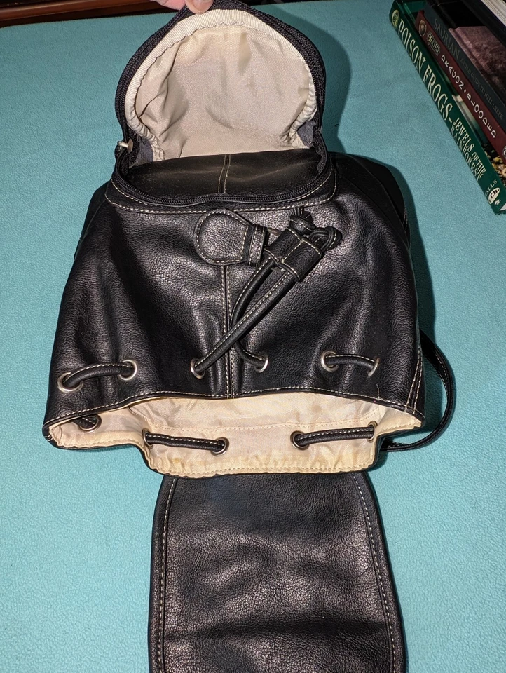 Mochila grande de cuero granulado sintético negro GUESS de colección con cordón Foto 3 de 4