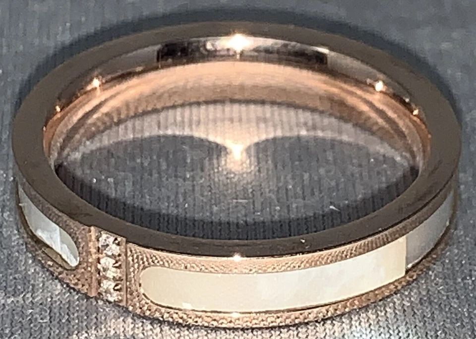 Modischer Ring in Gold-Color mit weißen Perlmutt Inlays und Zirkonia Steinen - Bild 3 von 4