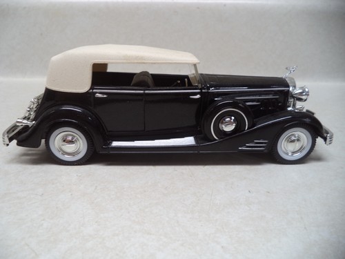 1933 Cadillac Fleetwood Diecast Car Signature Models - Picture 2 of 10