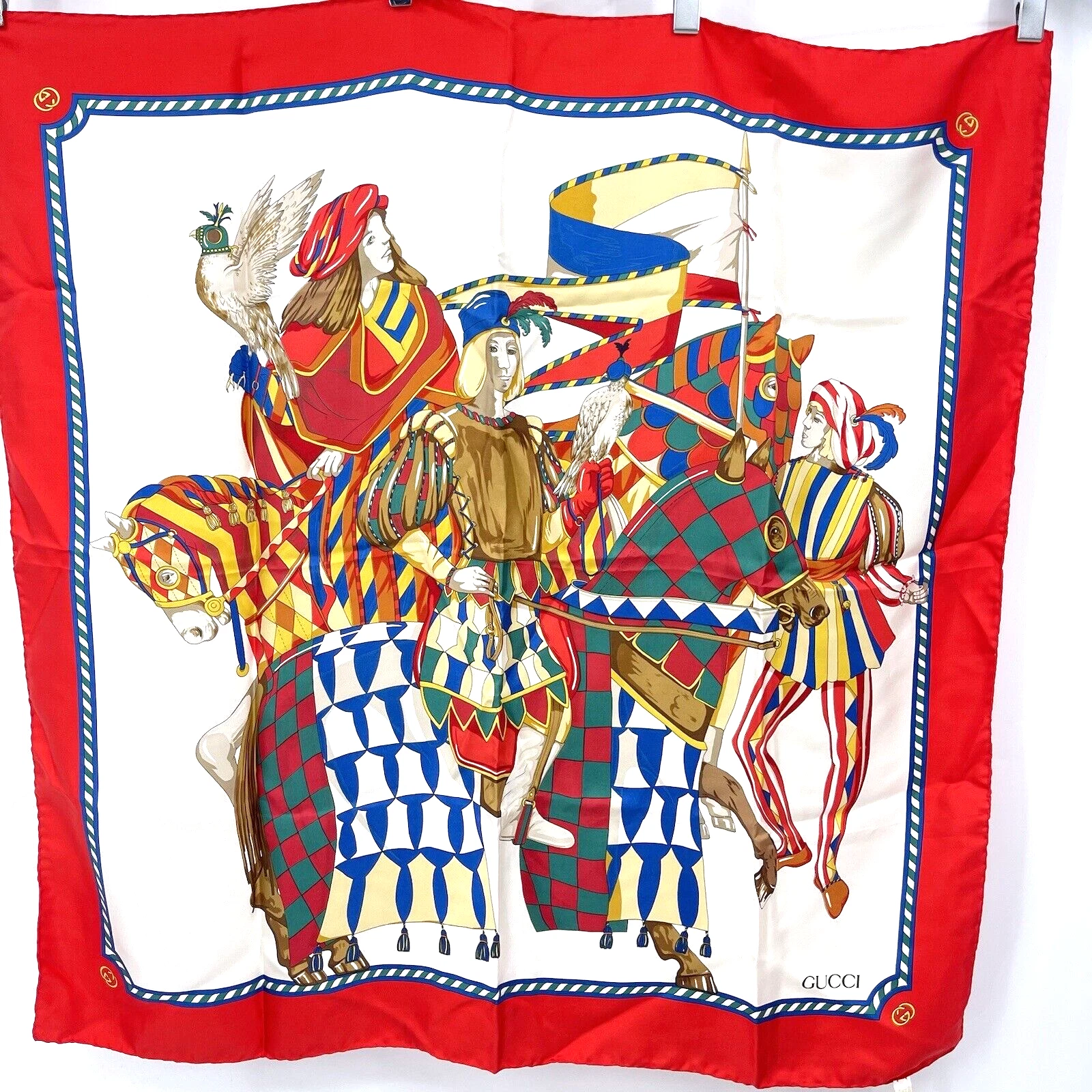 Foulard vintage GUCCI soie chevaliers cheval renaissance cavaliers calme luxe logo y2k