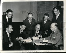 1941 Press Photo RCA Manufacturing Renews Contract With Local 103 - neb48691