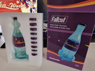 Fallout Nuka-Cola Quantum Glasflasche + 10 Kronkorken | offiziell Bethesda | NEU