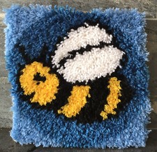USA Handmade LATCH HOOK Cute Retro BUMBLE BEE WALL ART HANGING Complete! EUC