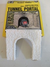 Woodland Scenics White Random Stone Tunnel Portal - HO